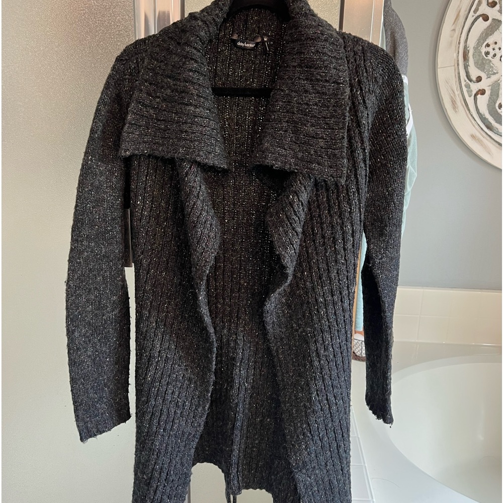 Long sweater. Daisy Fuentes. Size medium.